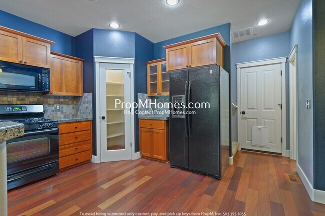 Building Photo - Cozy Two Bedroom Townhome in the Heart of ...