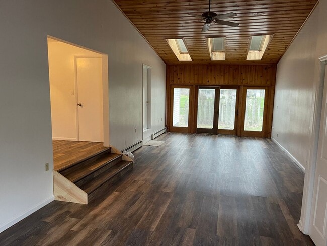 Building Photo - Spacious 3-Bedroom Home on Half-Acre Lot in Top-Rated Pleasant Valley School District!