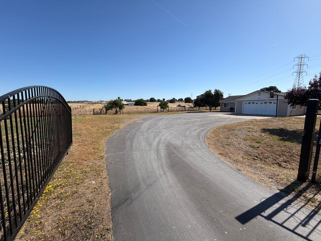Building Photo - 3 Bed 2 Bath Country Home