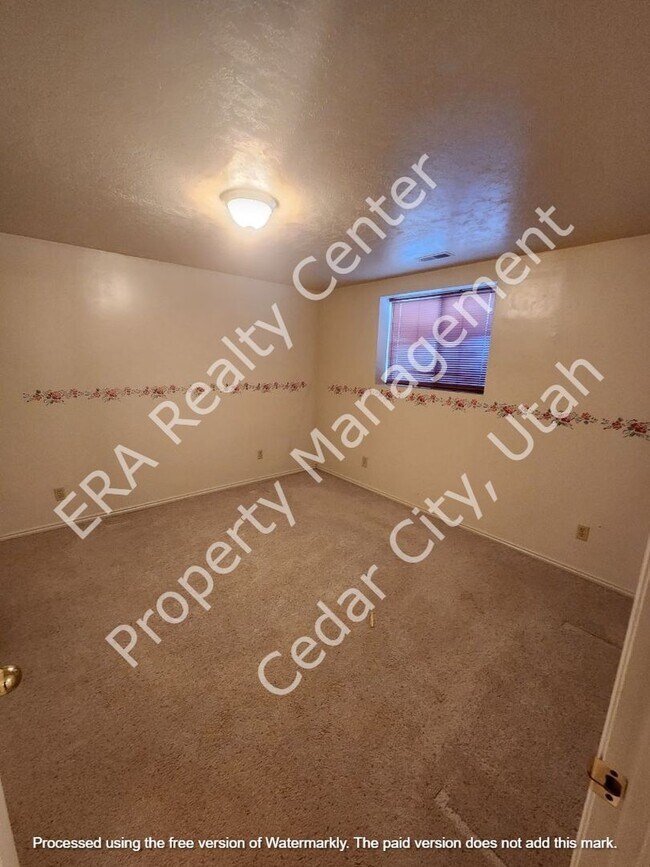 Building Photo - 921 N 400 W