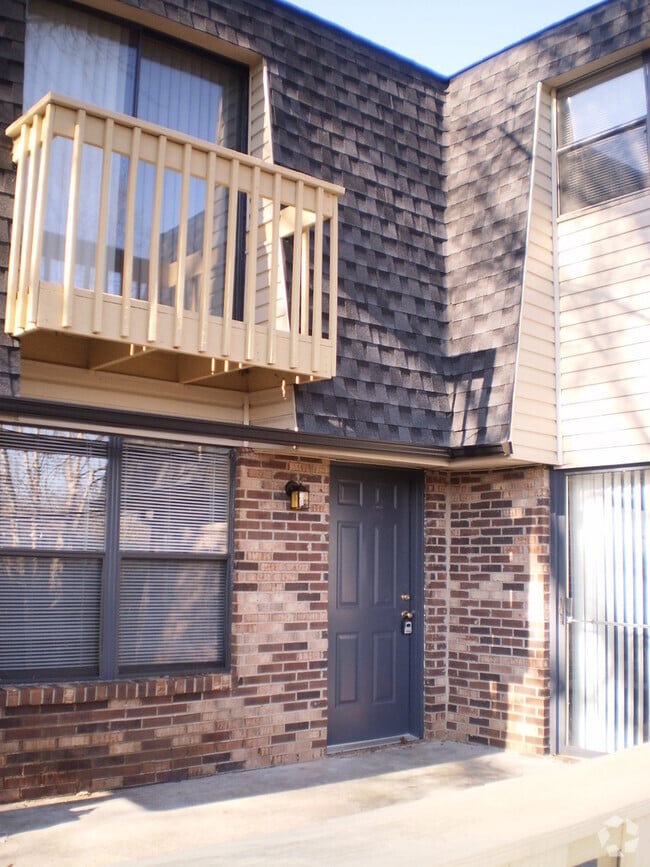 Building Photo - NICE--2 Bedroom 1.5 Bath Townhouse WEST of...