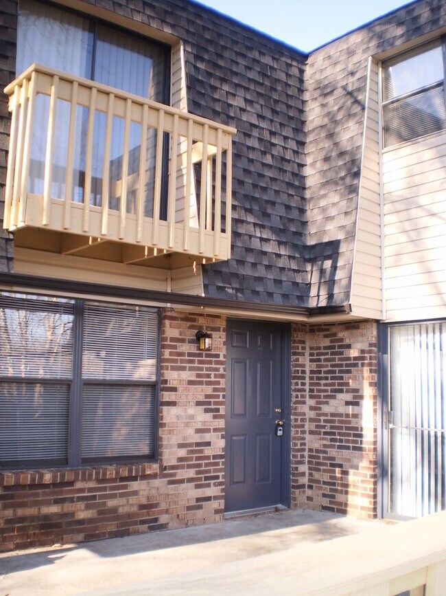 Primary Photo - NICE--2 Bedroom 1.5 Bath Townhouse WEST of...