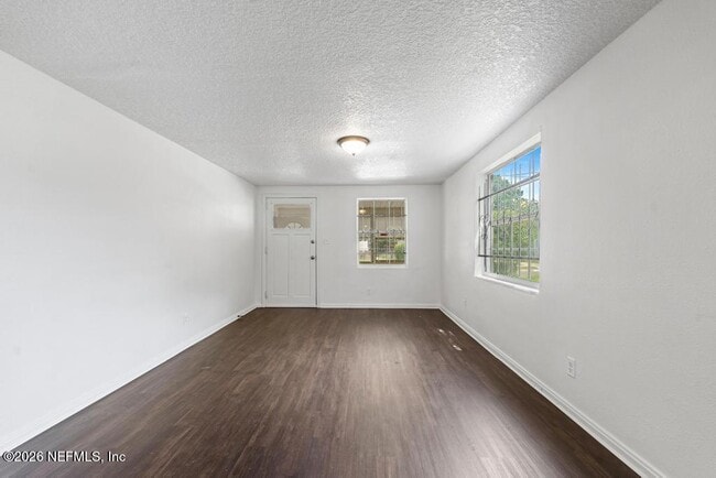 Building Photo - 1424 W 9th St