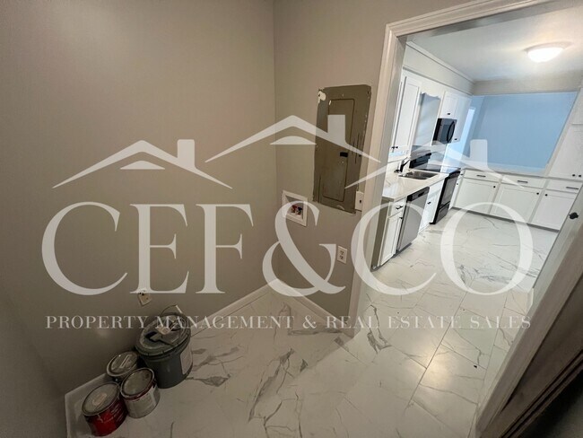 Building Photo - 421 Zellen Dr