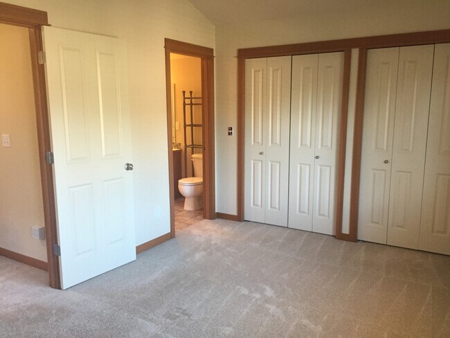 Building Photo - Warm and Welcoming Northgate Townhome