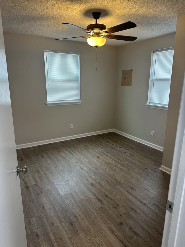 Building Photo - 707 Dent St