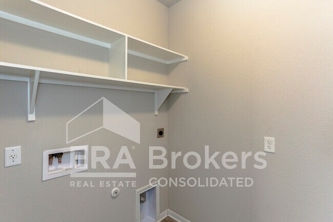 Building Photo - 4721 Highmont Dr