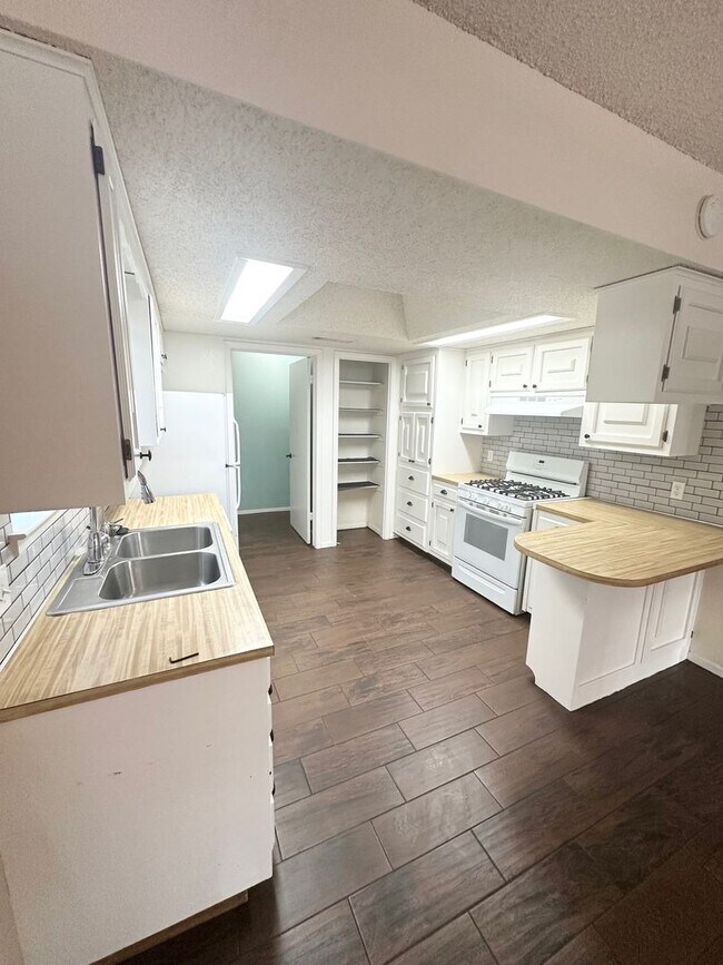 Building Photo - 4 Bed 2 Bath Ready to Rent ASAP