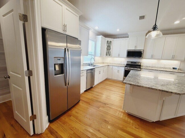 Building Photo - 2385 Sweet Valley Hts