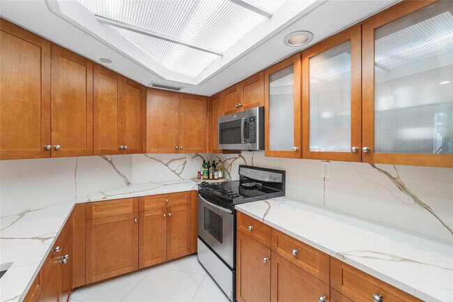 Building Photo - 100 SE 5th Ave