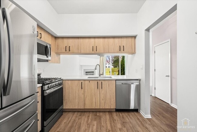 Building Photo - 1260 Cranbrook Dr