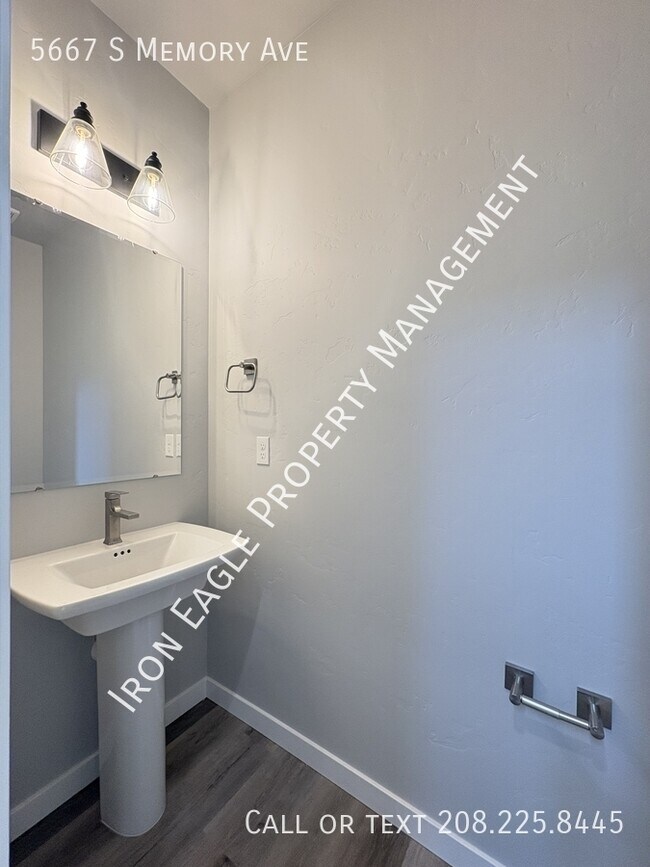 Building Photo - 5667 S Memory Ave