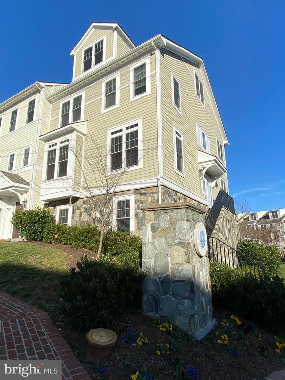 Building Photo - 124 Mt High St