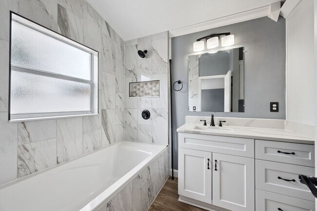 Building Photo - Fully renovated and updated 3/2/2 home with HUGE fenced yard in East Orlando