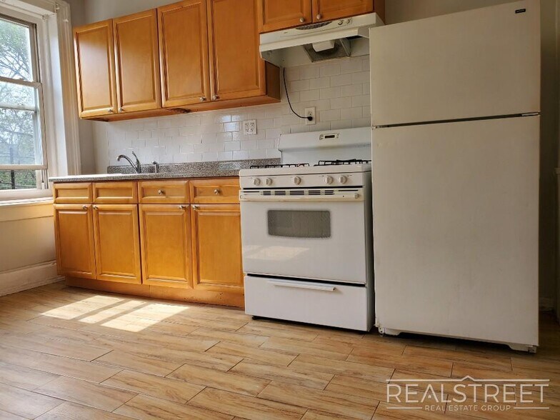 Building Photo - Huge Floor-Through 1 Bedroom with Private Backyard
