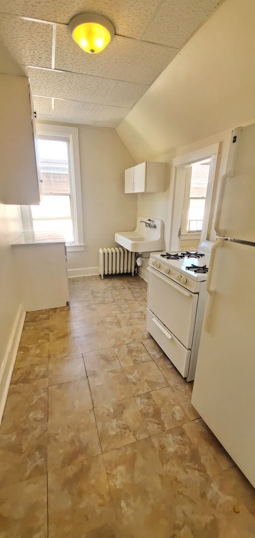 Building Photo - Lower 1 Bedroom Apartment