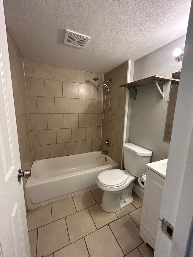 Building Photo - NOW PRE-LEASING! AVAILABLE 8/10/26!!! Adorable 3 Bedroom/1.5 Bathroom House