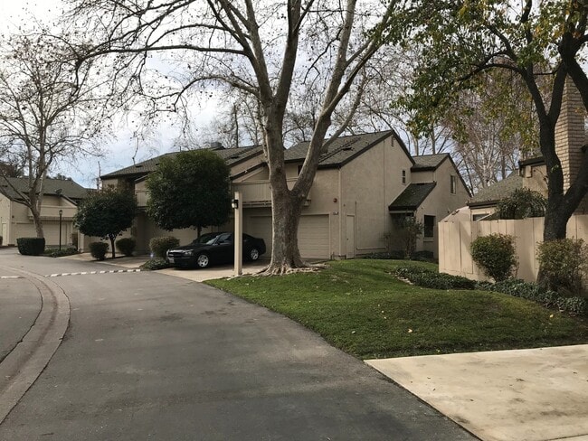 Building Photo - Upscale condo located in gated Community!
