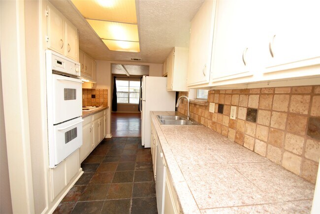 Building Photo - 614 Dalewood Dr