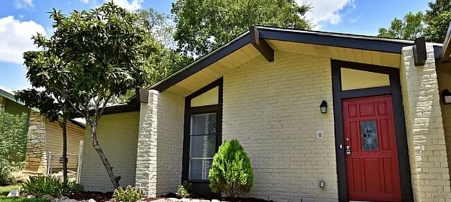 Building Photo - 11906 Los Cerros St