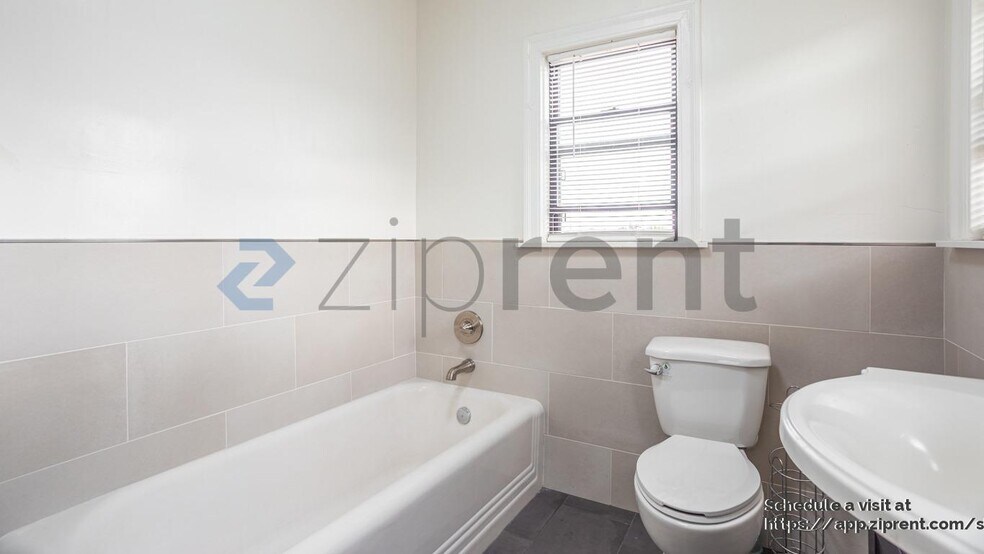 Building Photo - 1390 E Santa Clara St