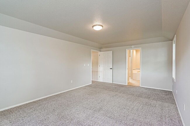 Building Photo - 3 Bed 2.5 Bth Upper Floor Unit + A/C + Fireplace + Large Deck