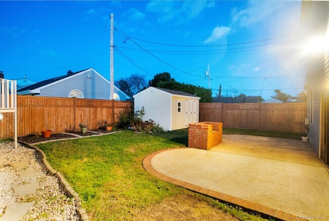 Building Photo - 8 Pearl St