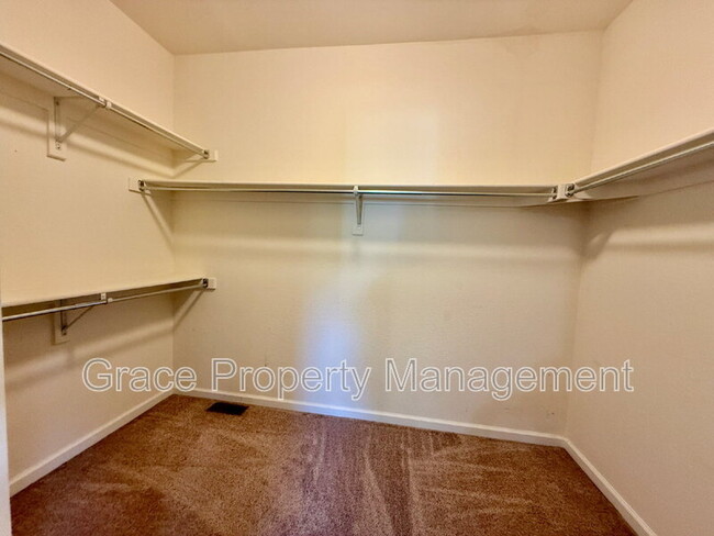 Building Photo - 624 Hayloft Way