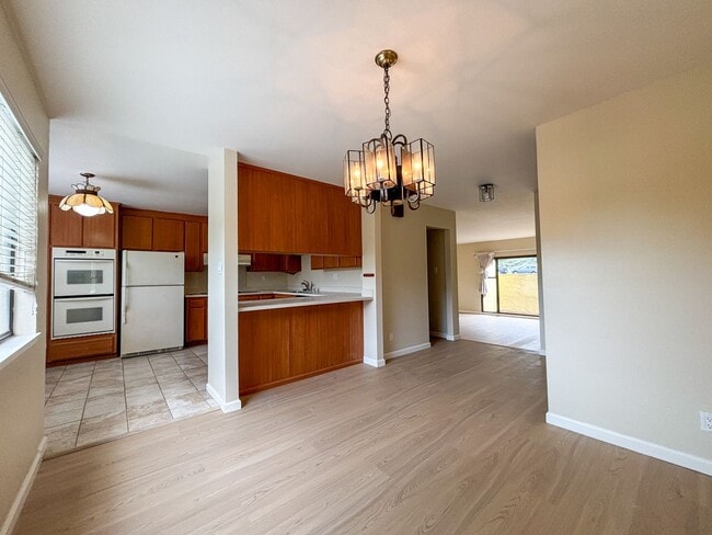 Building Photo - Updated 3BR Townhome in Forest Knolls with parking