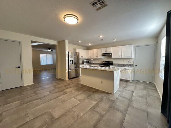 Building Photo - 3505 N Sierra Springs Dr