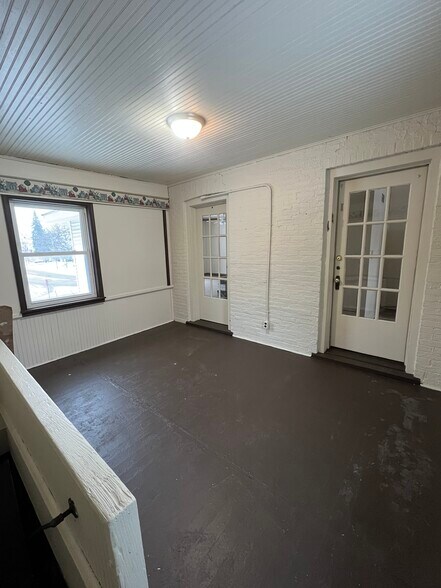 Front Porch/Breezeway - 101 Pleasant St