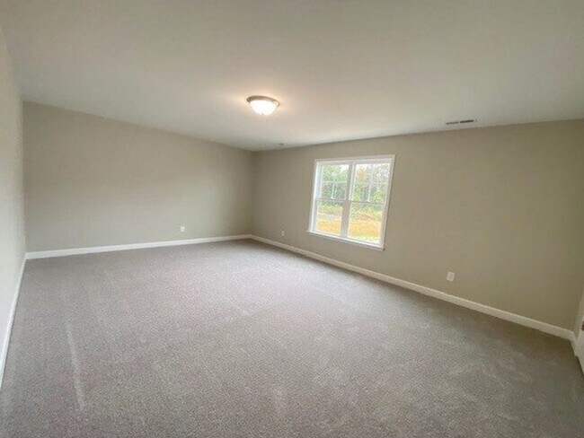 Building Photo - SPACIOUS 4 Bedroom | 2.5 Bathroom in Stone...