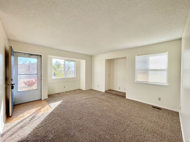 Building Photo - 2 Bedroom 1 Bath Rancher in Constitution H...