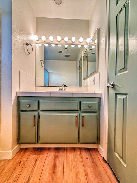 Second bath - 45390 Driftwood Dr