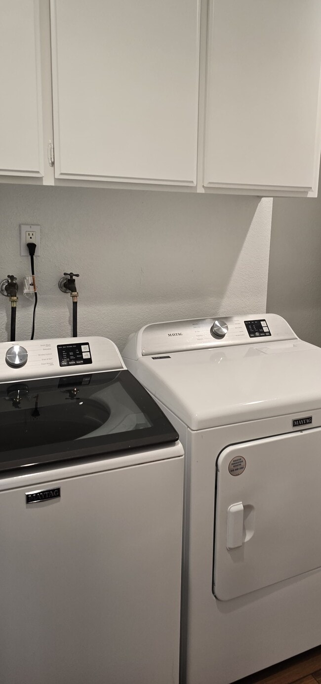 Building Photo - 544 Silver Lake Dr