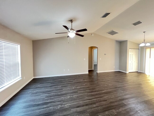 Building Photo - AWESOME 3 BD/2BA Home in Ocala!! Ready for Move-In