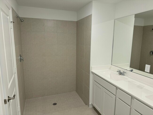 Building Photo - 10501 NW Suncrest Lp