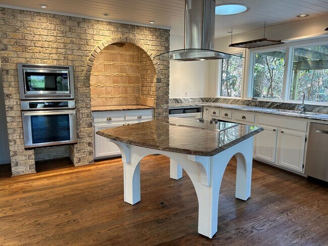 Building Photo - Central AVL - Large Custom Built Home with...