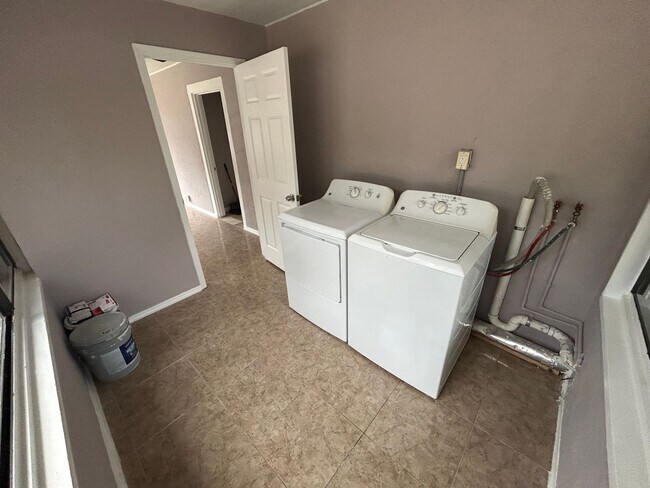 Building Photo - Cozy 3 bedroom, 1 bath for rent near downtown, pet friendly!