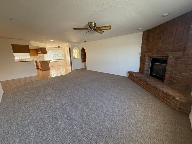 Building Photo - Victorville- Beautiful 3 Bedroom Home in G...