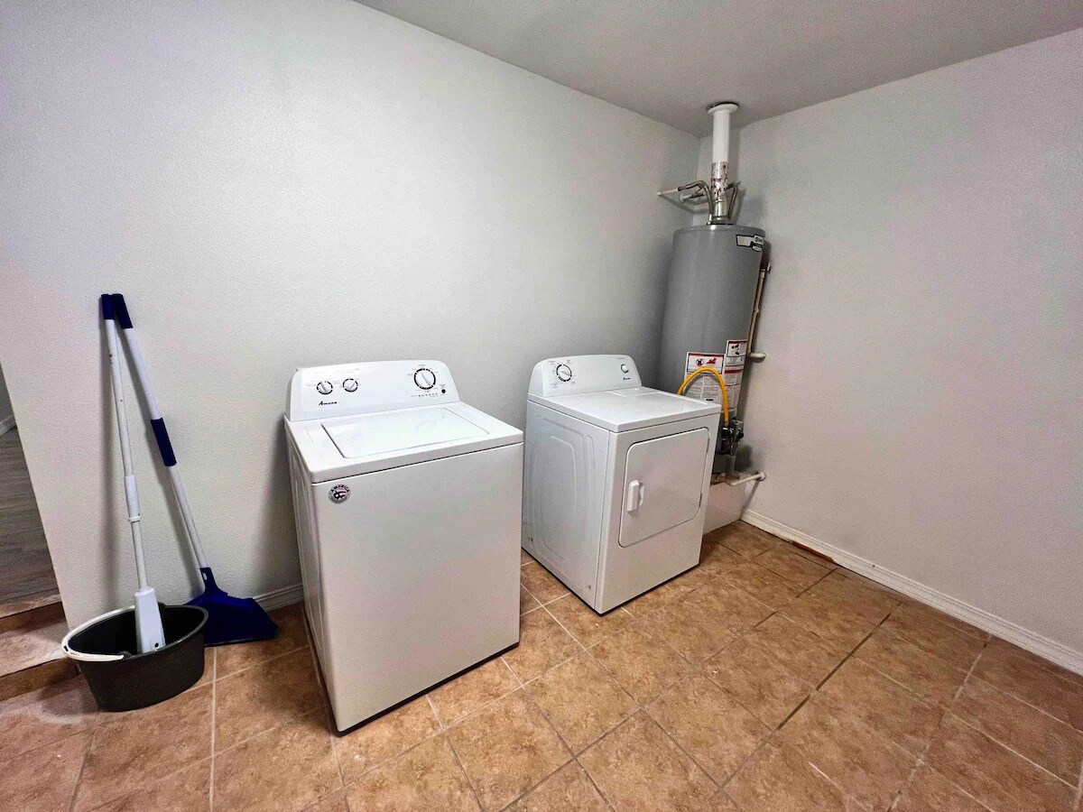 Laundry Room - 3029 E Missouri Ave