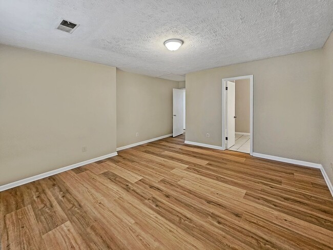 Building Photo - Recently Updated 2/2.5 Flat in Duplex Building