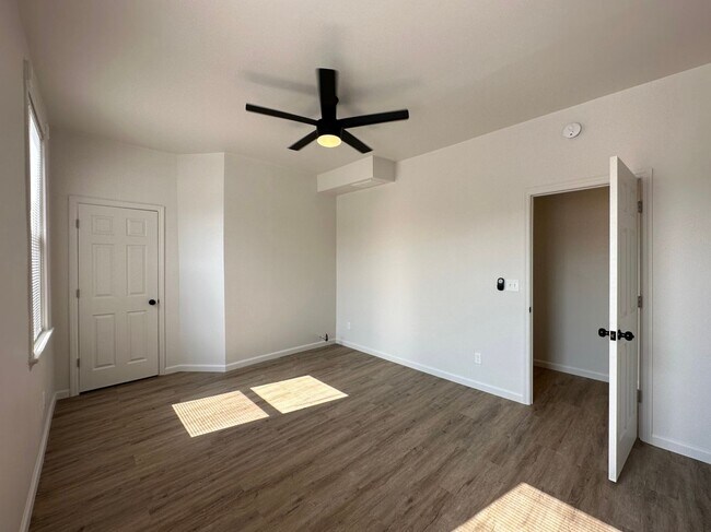 Building Photo - 6 Bed/2 Bath w/Ample Parking Mins. from UC $750/pp ($4500/mo)!