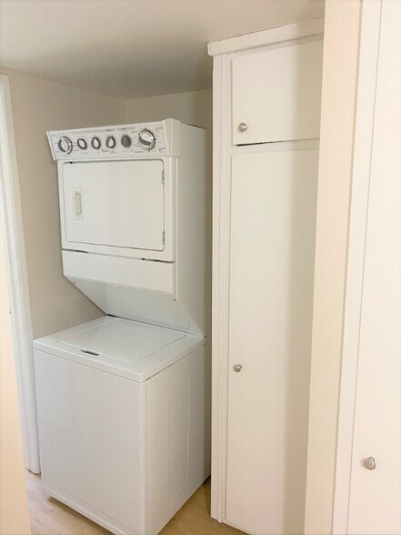 Building Photo - 973 Mission Dr