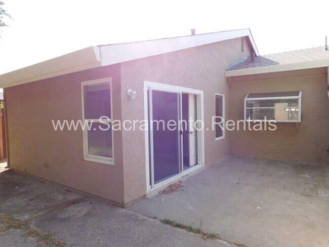 Building Photo - Updated 2bd/1ba Rocklin Halfplex with Garage
