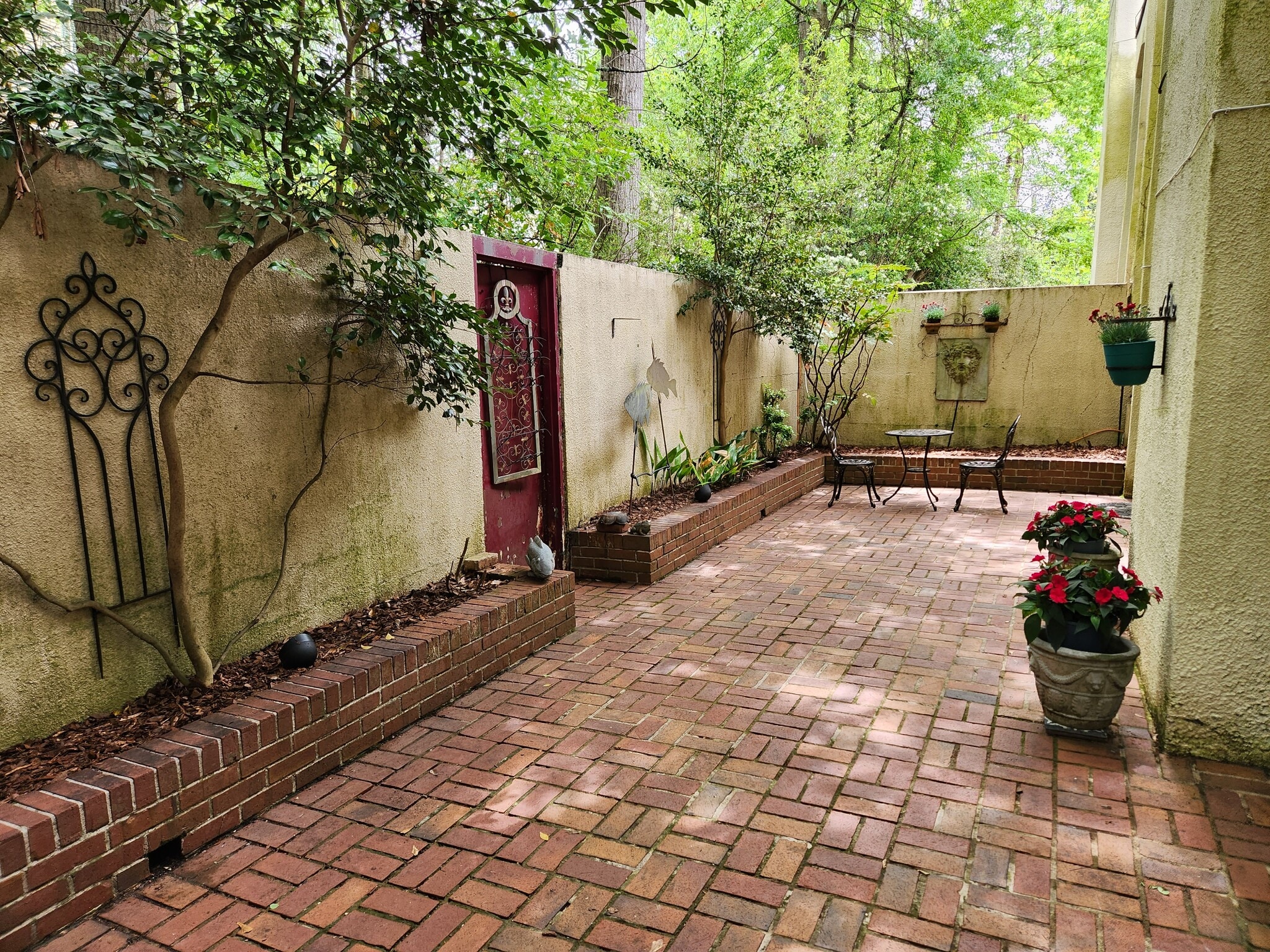 Courtyard - 1333 S Ponce de Leon Ave NE