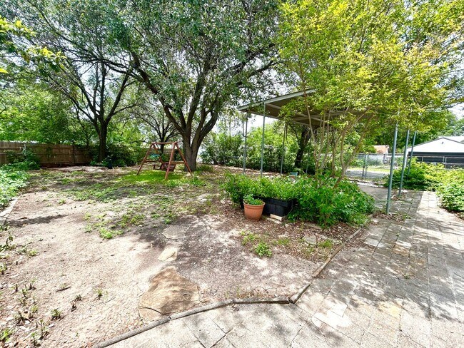 Building Photo - *MOVE IN SPECIAL* Stylishly Renovated Home with Fenced Backyard & Two Living Areas!