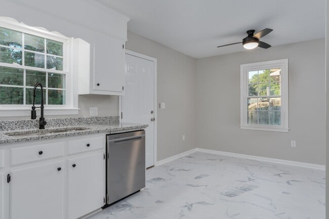 Building Photo - 216 Cross Hill Rd