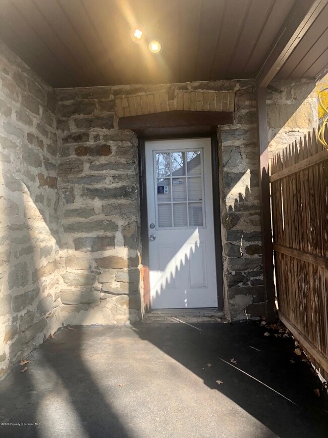 Building Photo - 504 School St