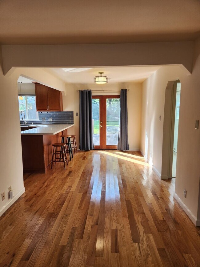 Building Photo - Charming 2 bd, 1 bath near downtown Santa Rosa